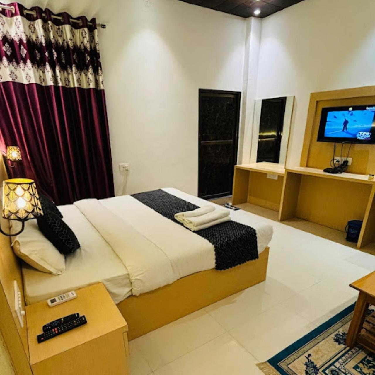 Hotel The Ramay Palace Ayodhya Exteriör bild