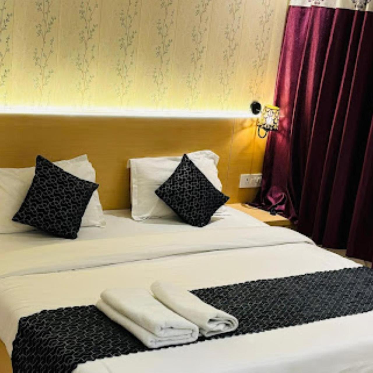 Hotel The Ramay Palace Ayodhya Exteriör bild